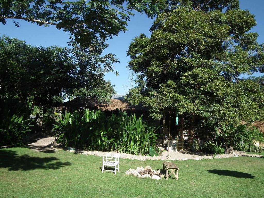 Bamboo Hut Resort *