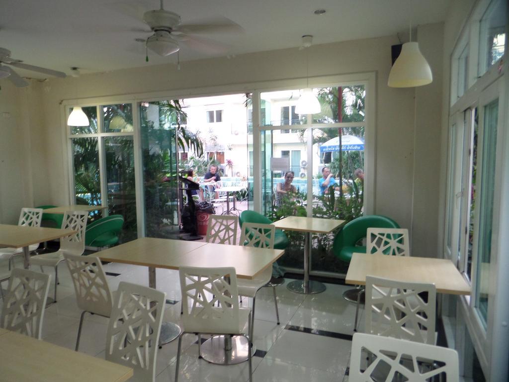 Park Lane Condominium Apartment *