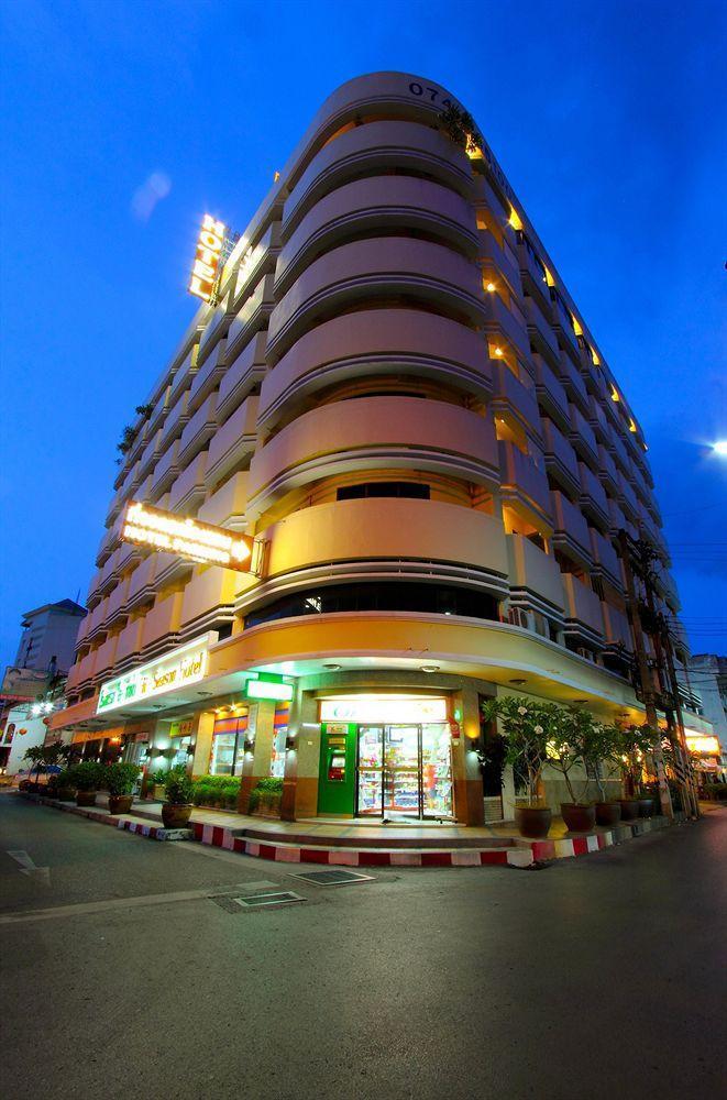 Hotel Hi Season 3*