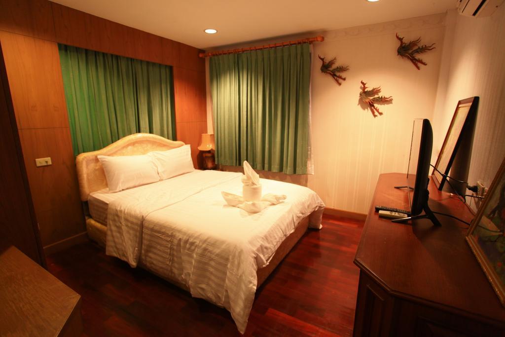 Villa Jomtien Pattaya Pool By Nidnoy *