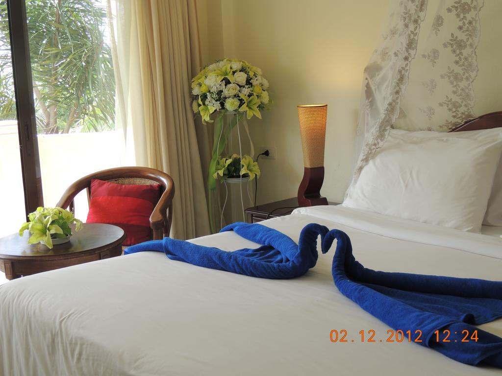 Resort Lanta Seafront 3*