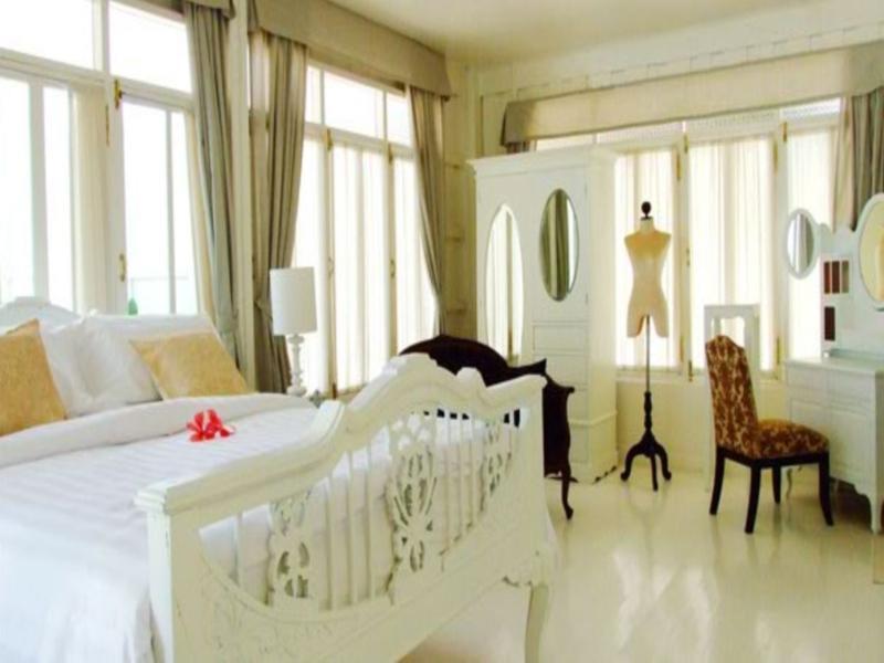 The Hen Resort HHQ