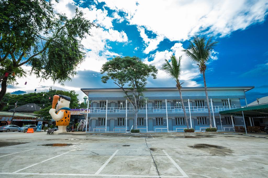 Revolution Hostel *