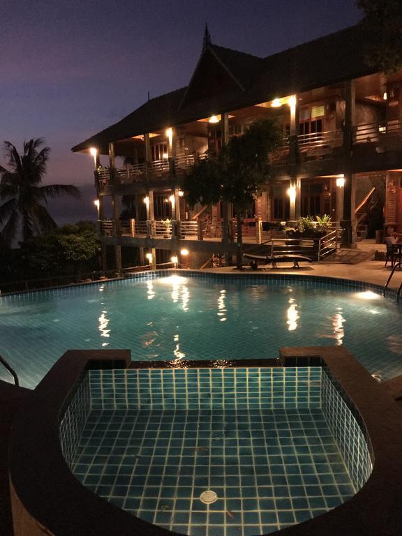 Sea Rock Resort 2*
