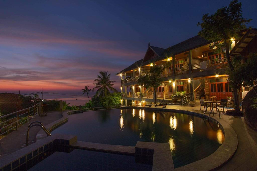 Sea Rock Resort 2*