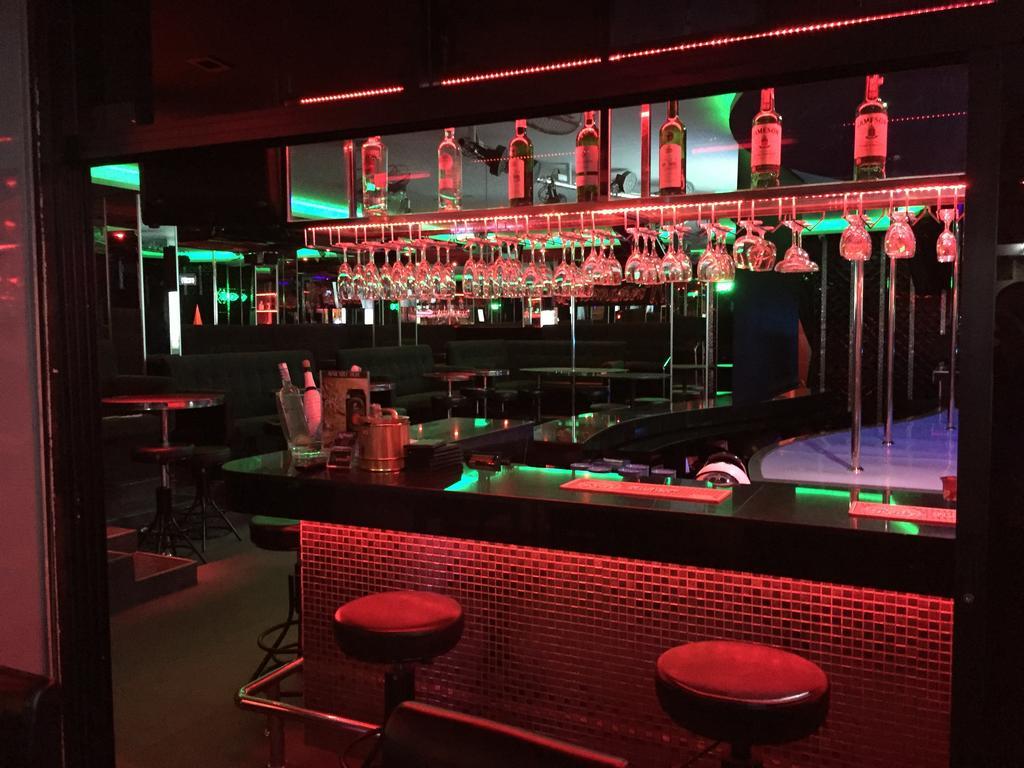 Shanghai Monna Bar Guest house *