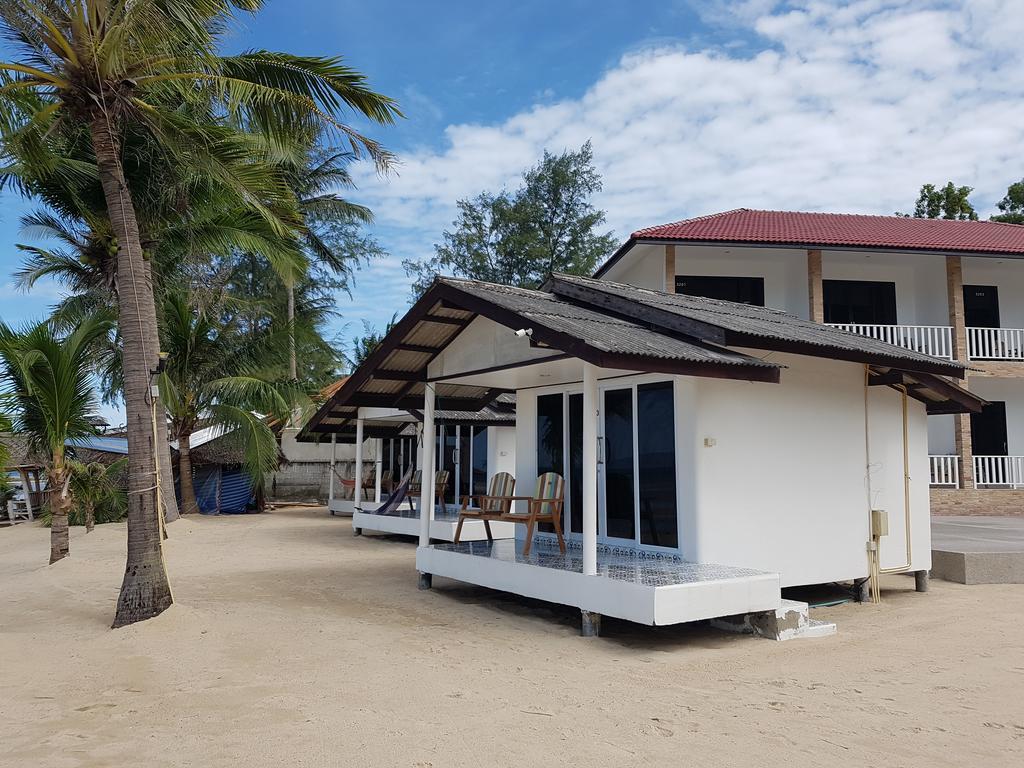 Mac's Bay Resort