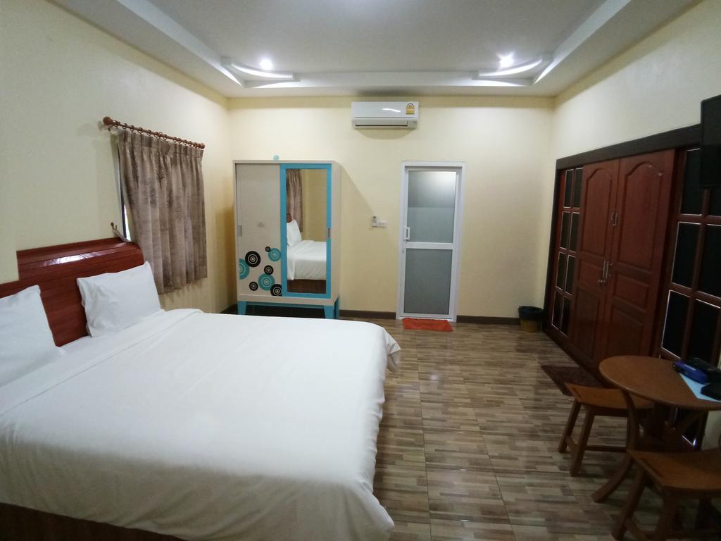 Baan Mek Lom Khao Lak