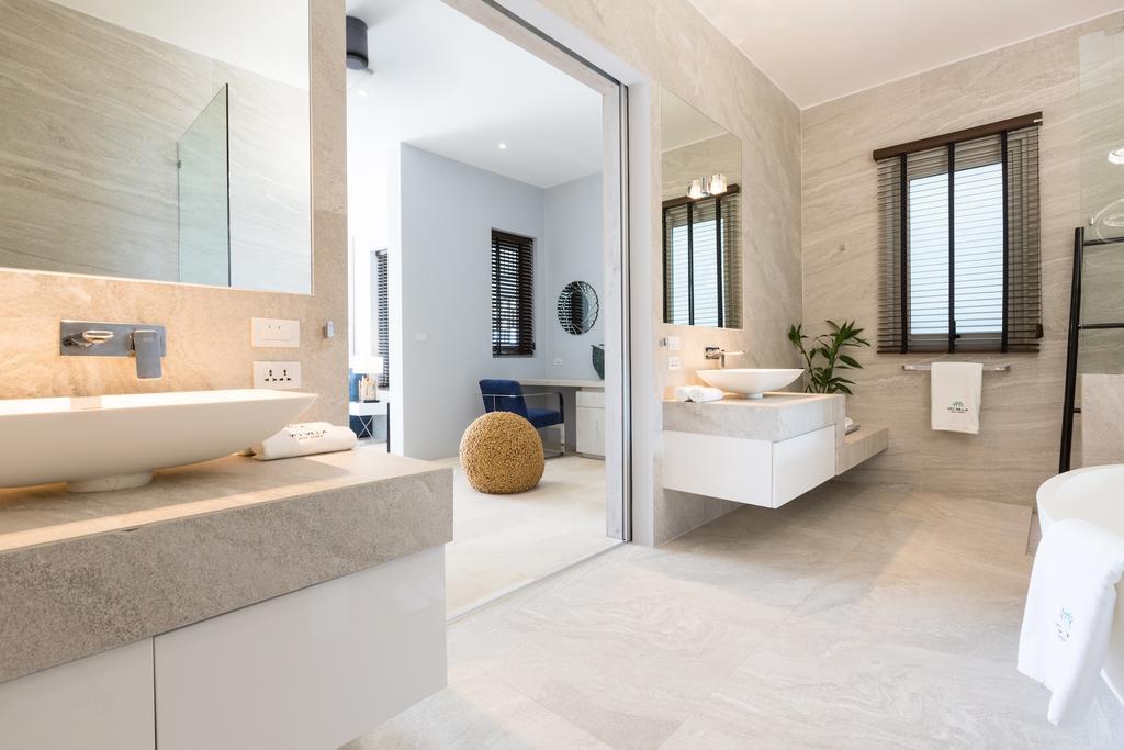 Yo Barefoot Waterfront Luxury Villa *