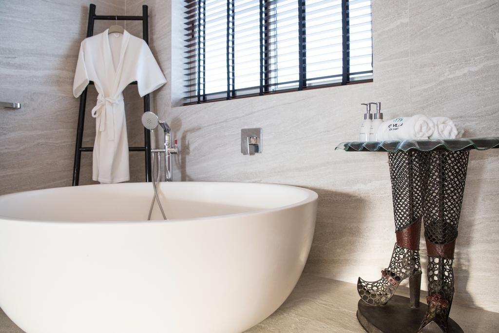 Yo Barefoot Waterfront Luxury Villa *