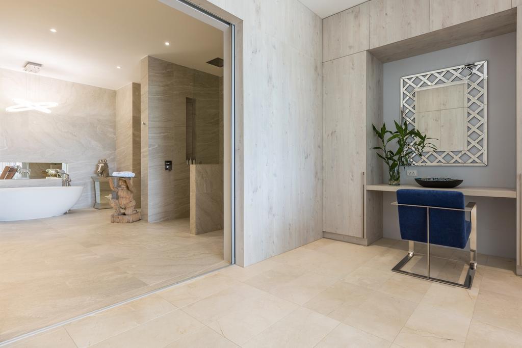 Yo Barefoot Waterfront Luxury Villa
