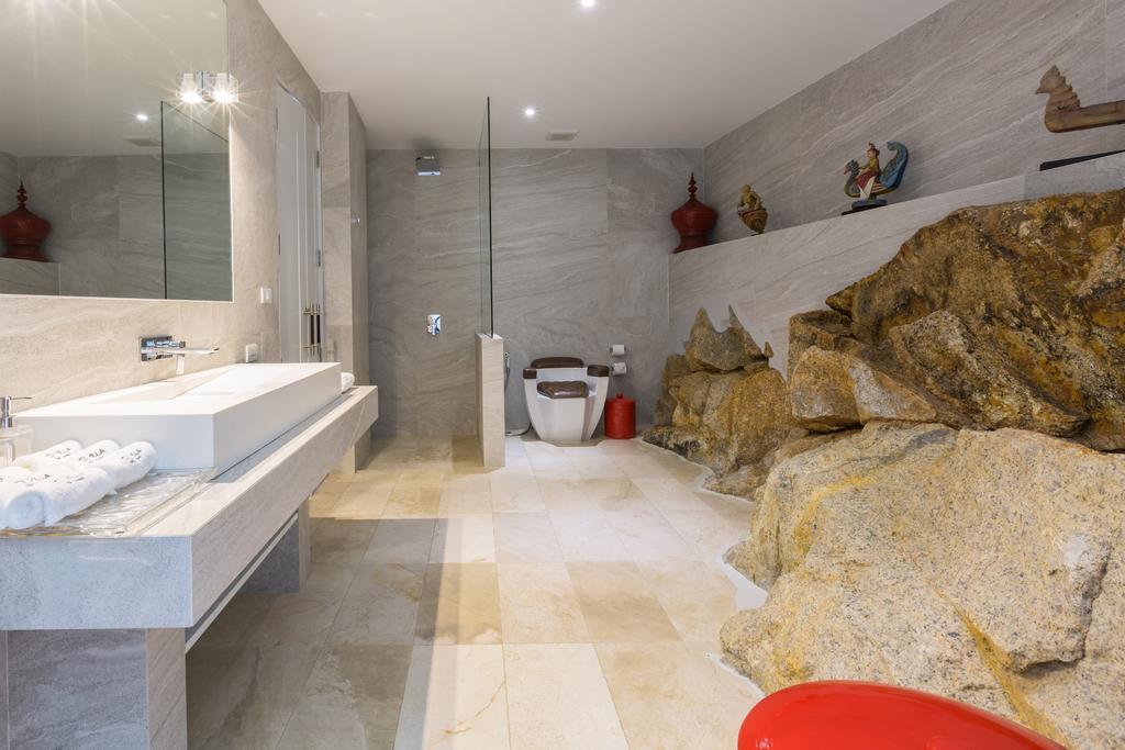 Yo Barefoot Waterfront Luxury