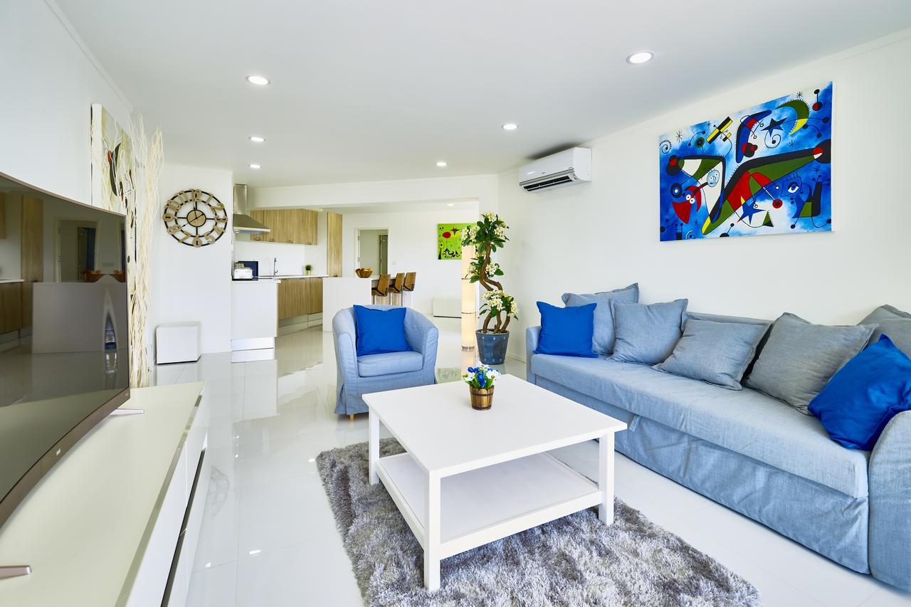 Apartment Luxurious On Road