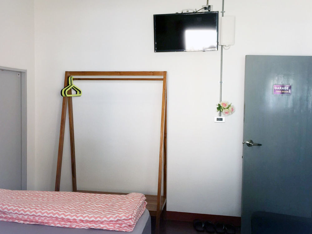 Guest house The Garage Chiang Rai