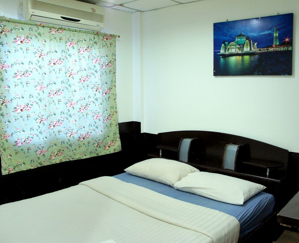 Golden Bee Hotel 3*