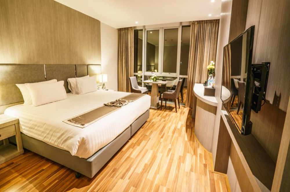 New Season Square Hotel 4*