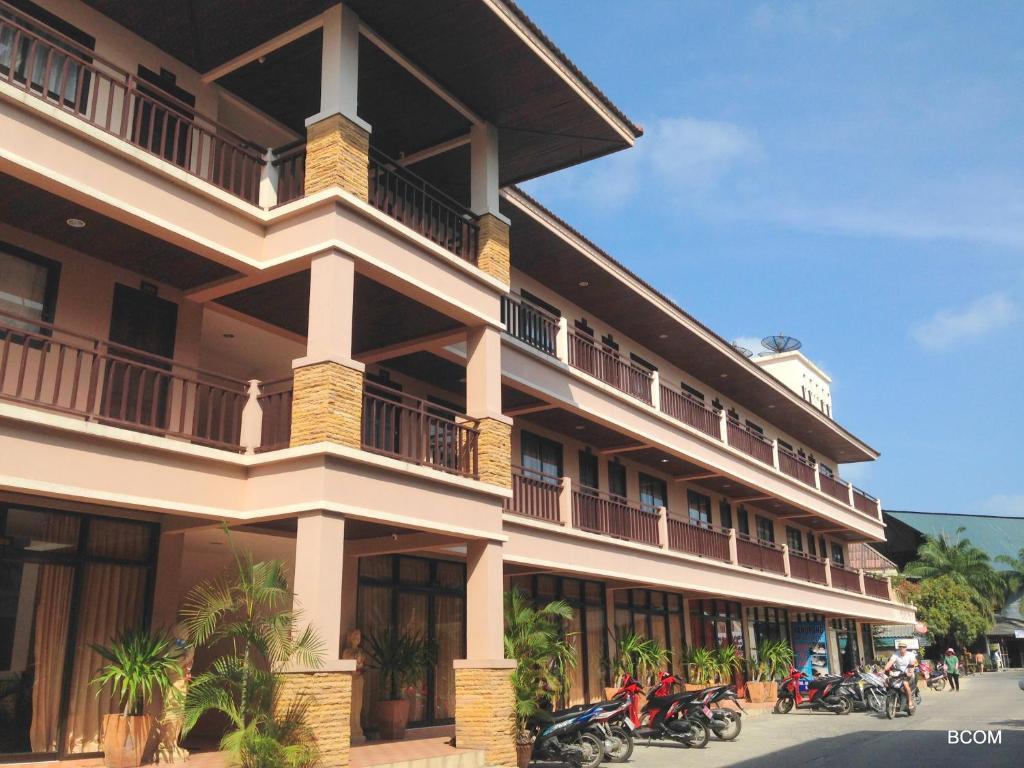 Panupong Hotel 3*