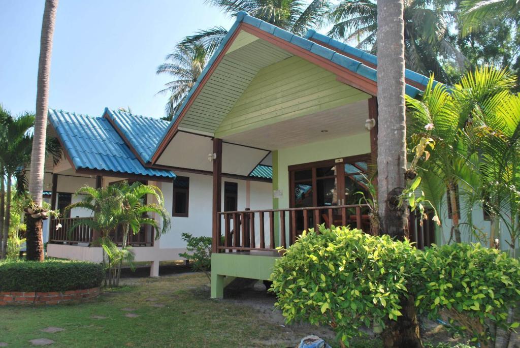 Siraya Beachfront Resort 3*
