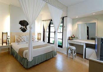 The Island & Hotel 2*