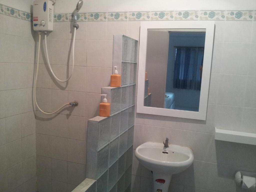 Lemon Tree Hotel 2*