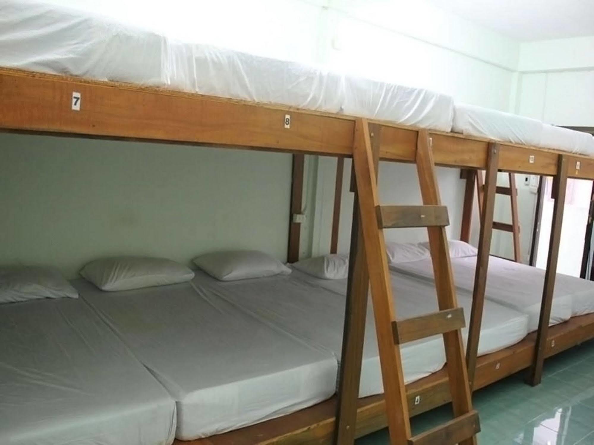 Wild & Wandering Backpacker Hostel & Bar Haad Rin