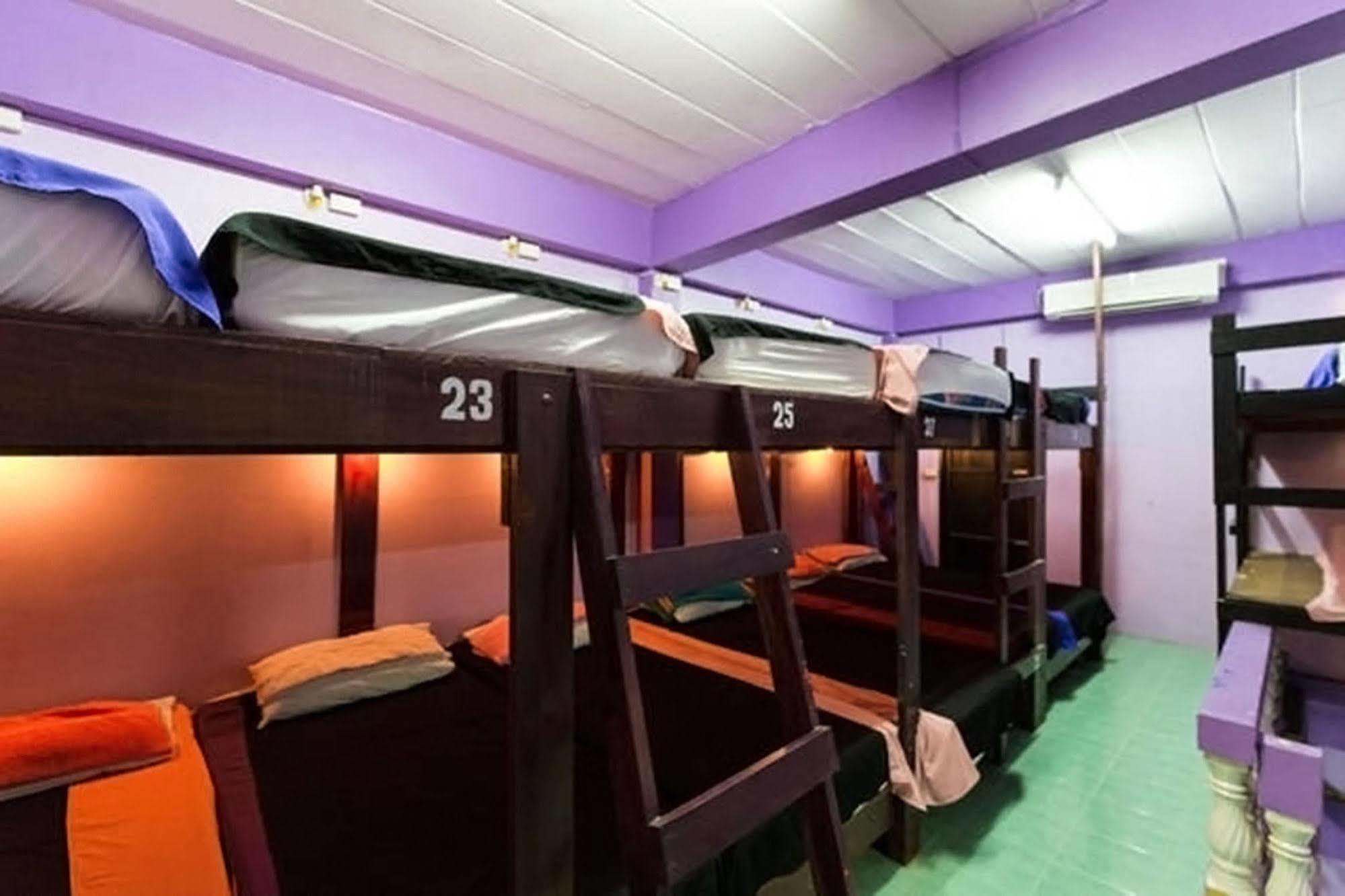 Wild & Wandering Backpacker Hostel & Bar Haad Rin