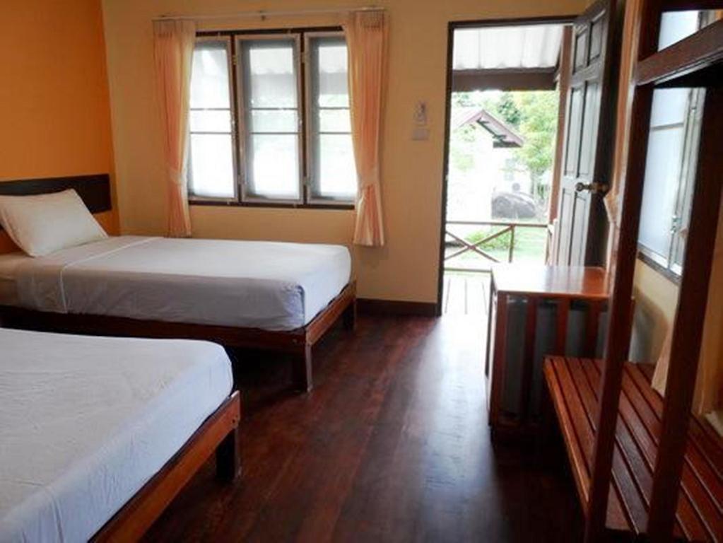 Resort Sea Scene Wok Tum