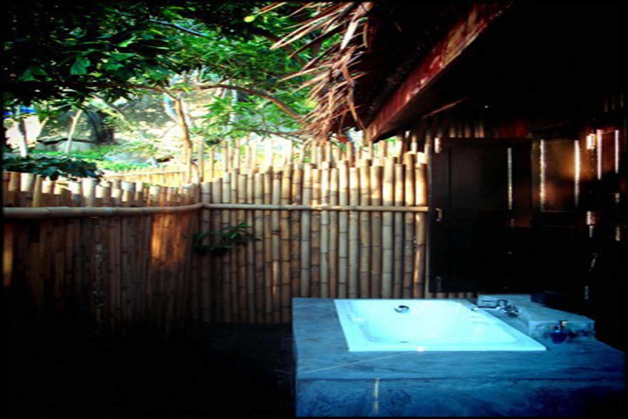 Bay Lounge & Hotel
