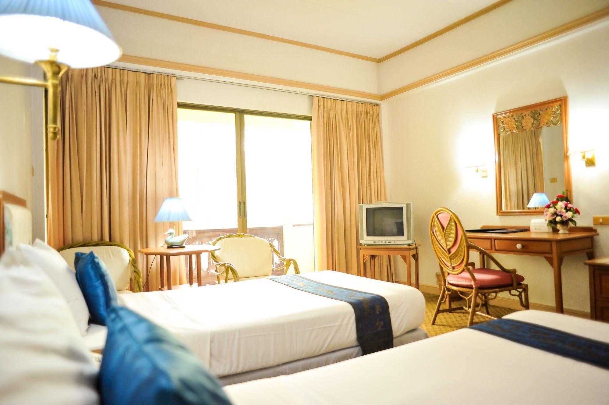 Hotel Wiang Indra Riverside 4*