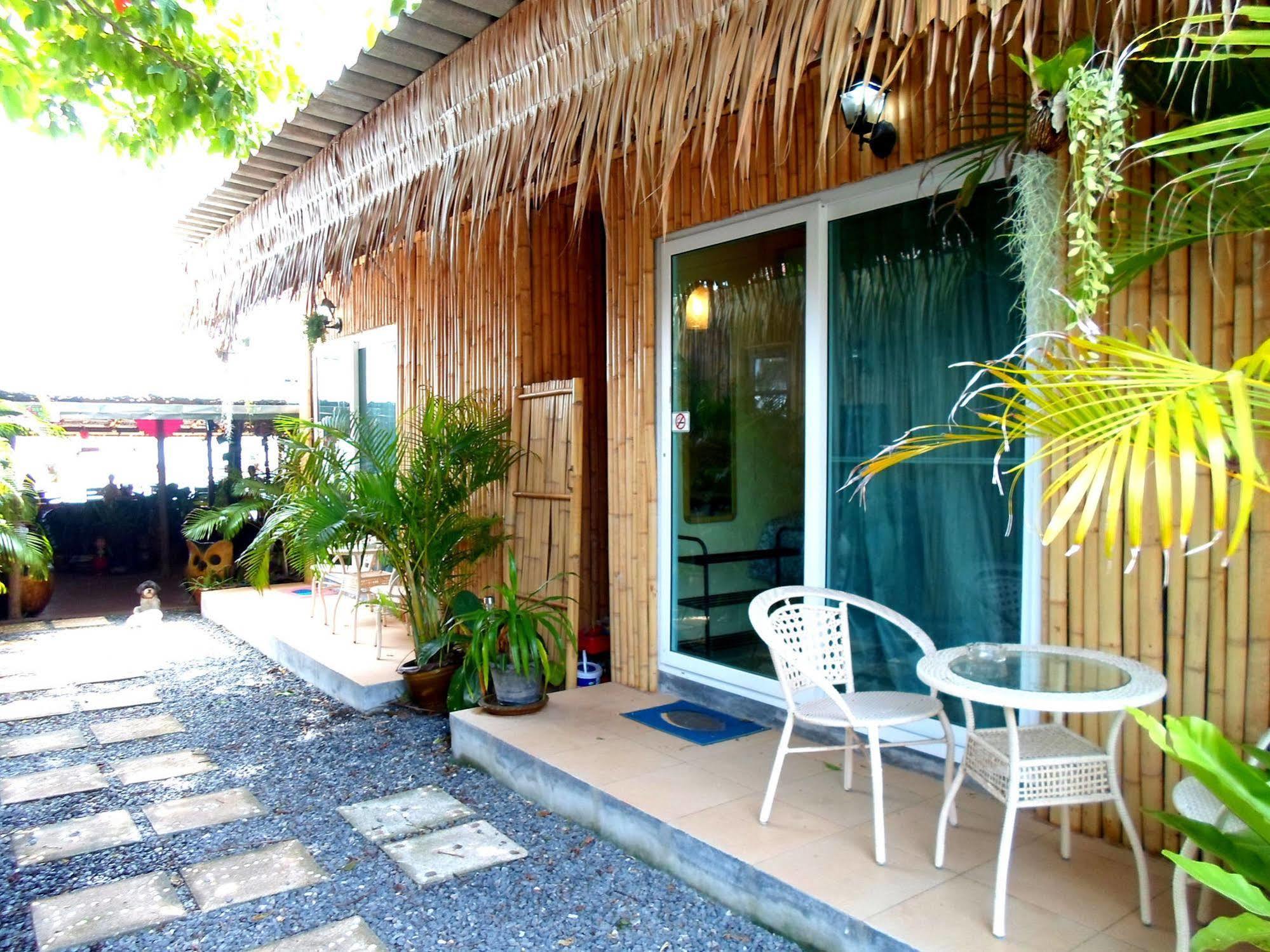 Tropical Footprints Hotel