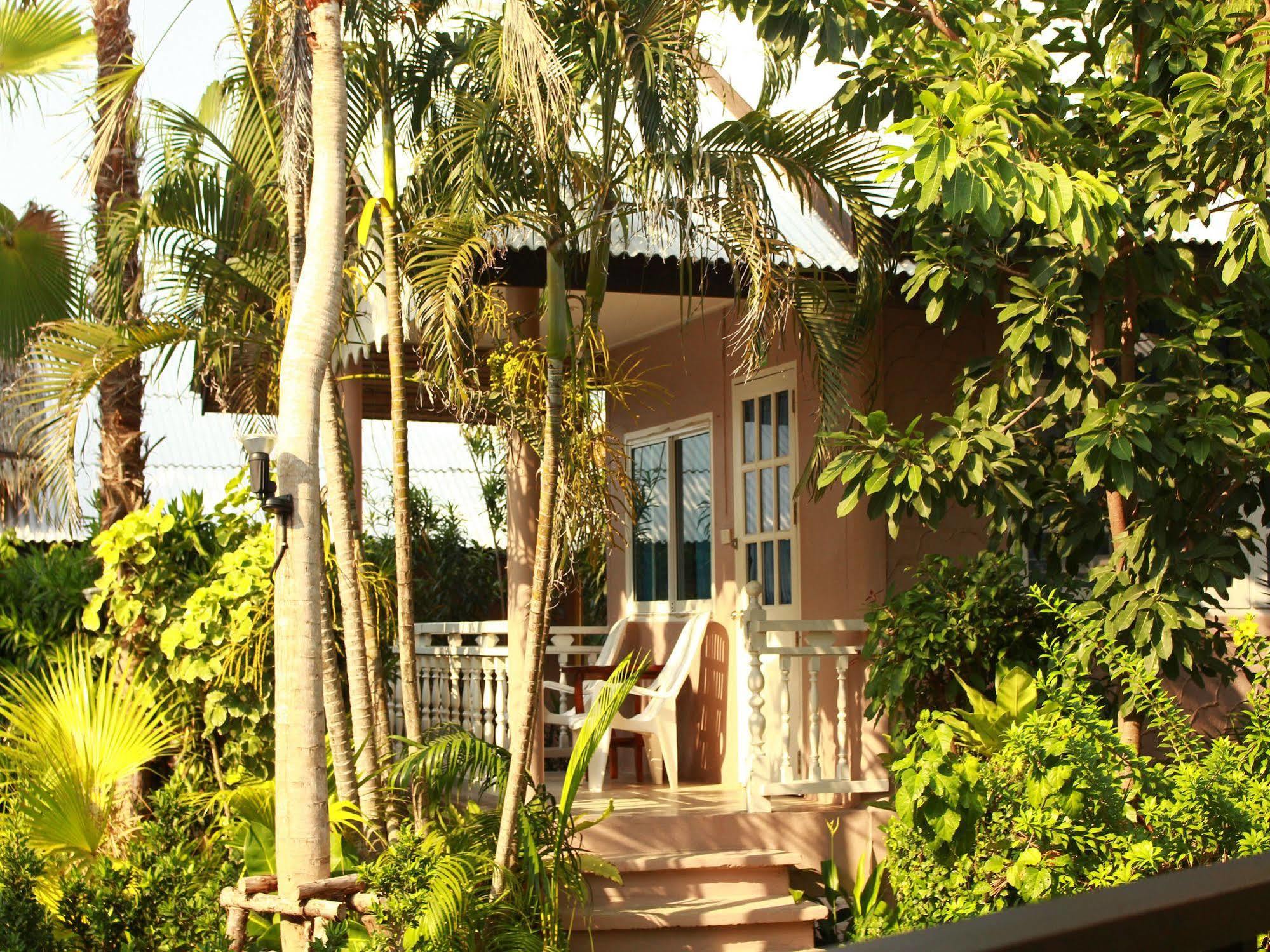 Guest house Bangrak Club