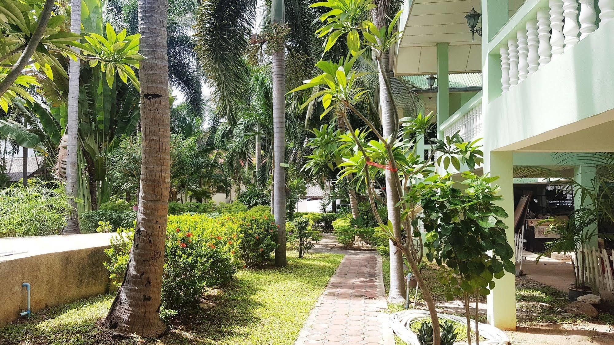 Rattana & Guest house 2*