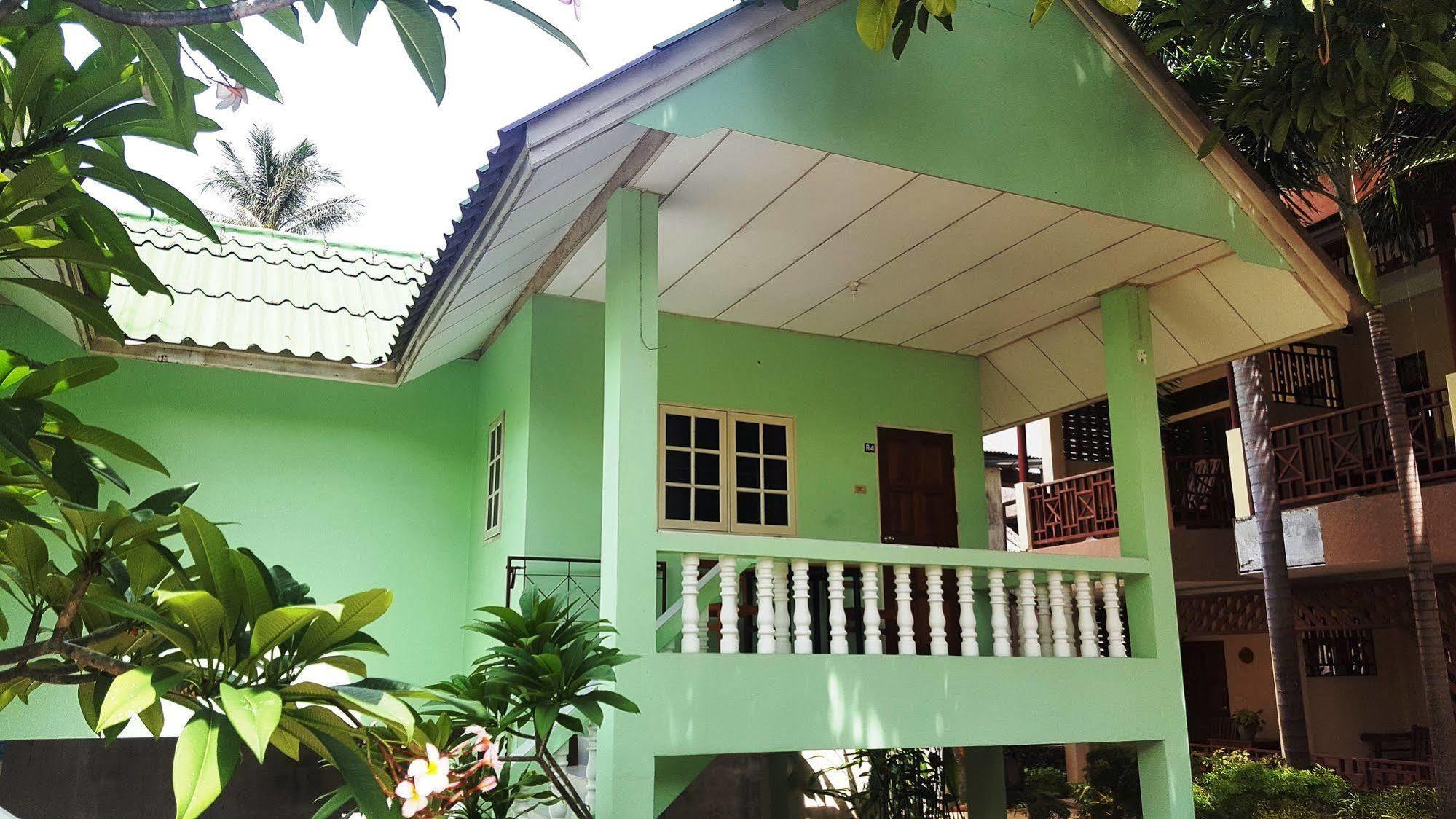 Rattana & Guest house 2*