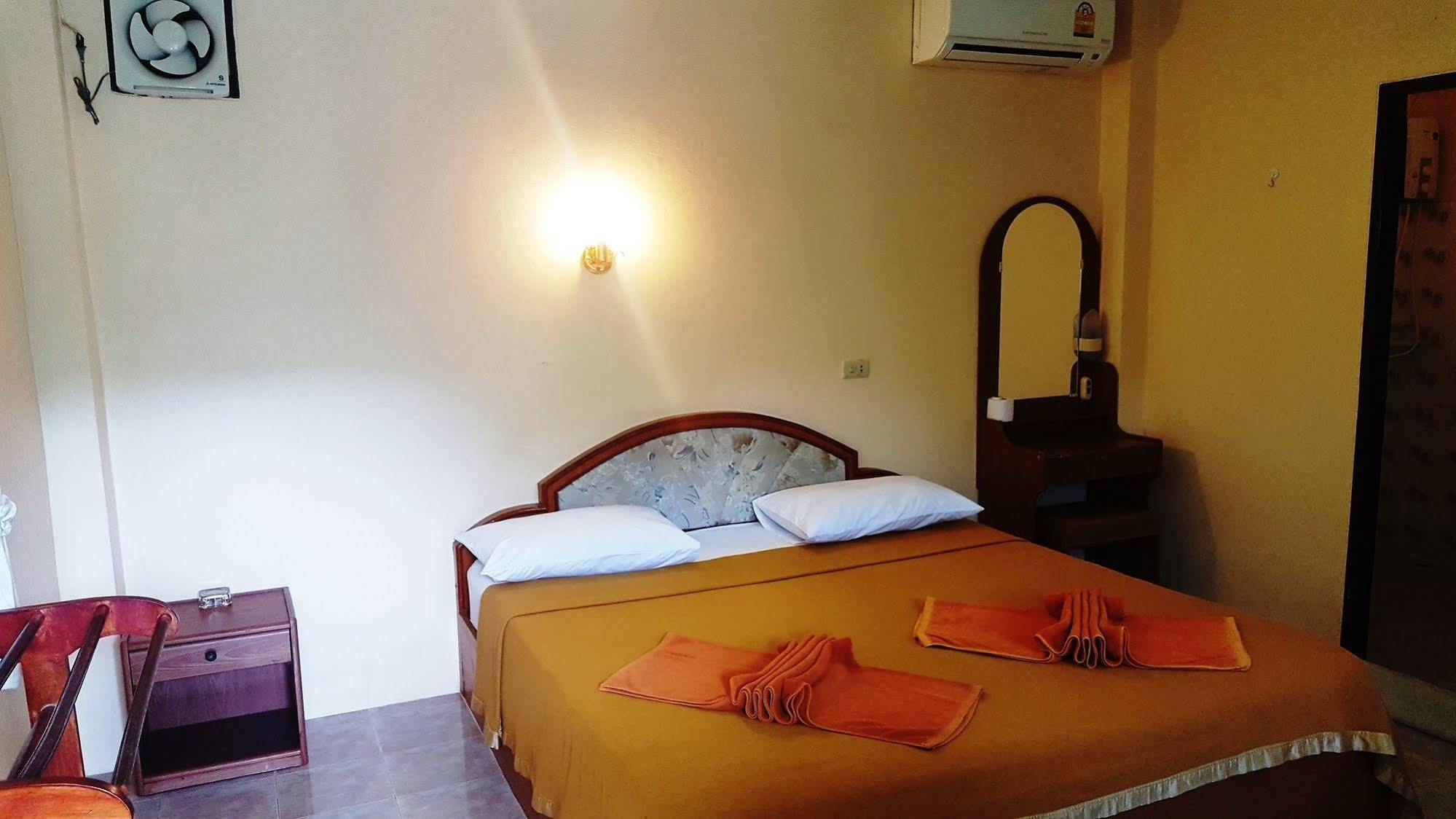 Rattana & Guest house 2*