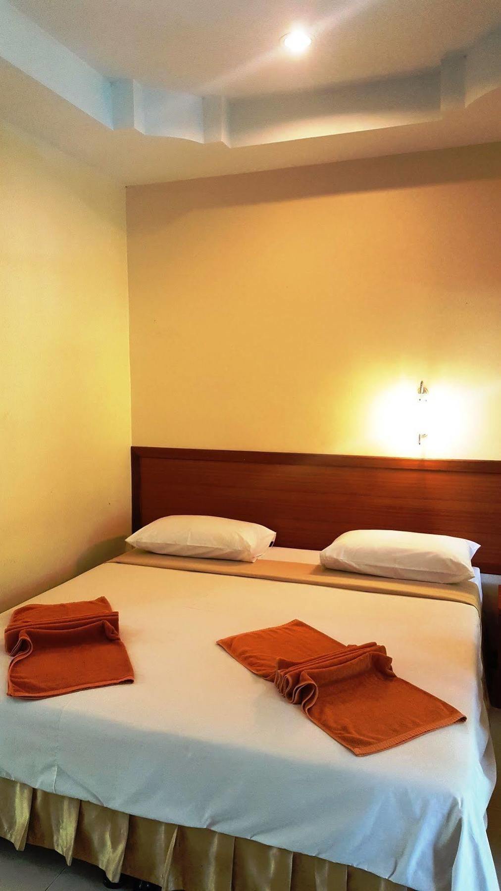 Rattana & Guest house 2*