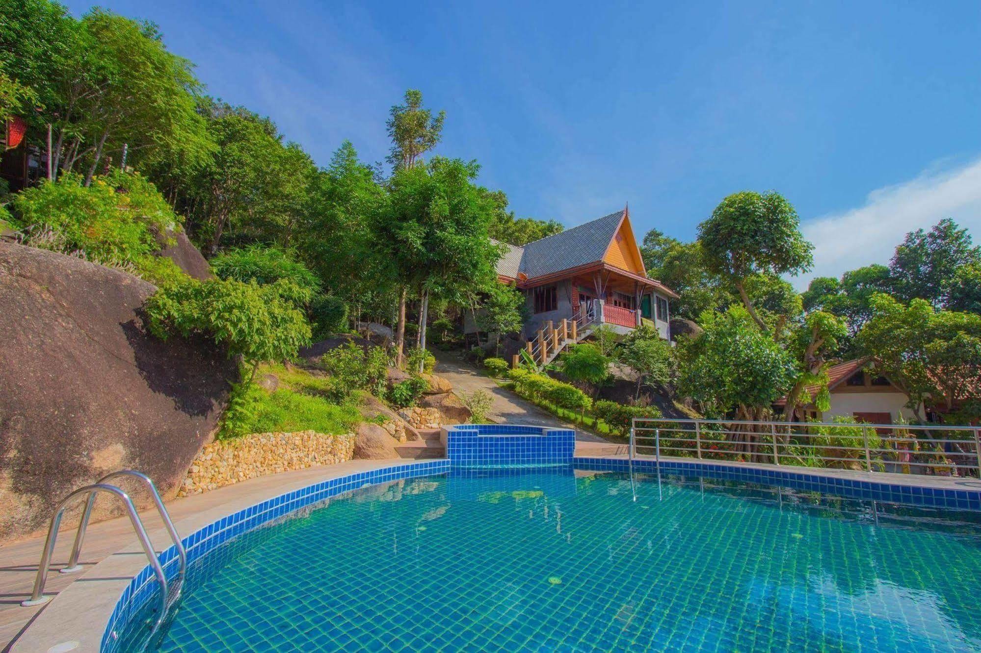 Sea Rock Resort 2*