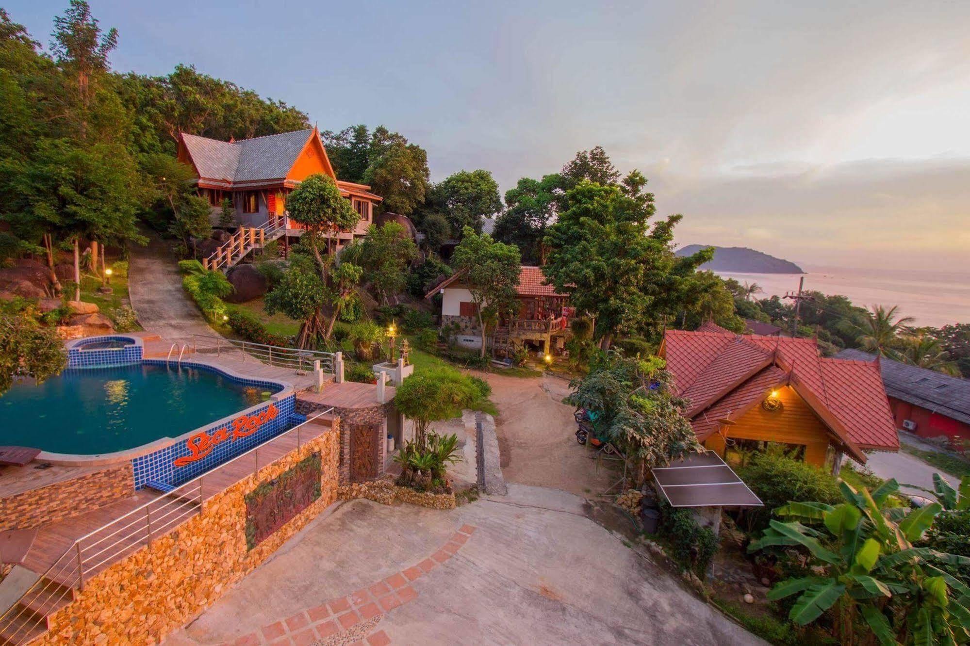 Sea Rock Resort 2*