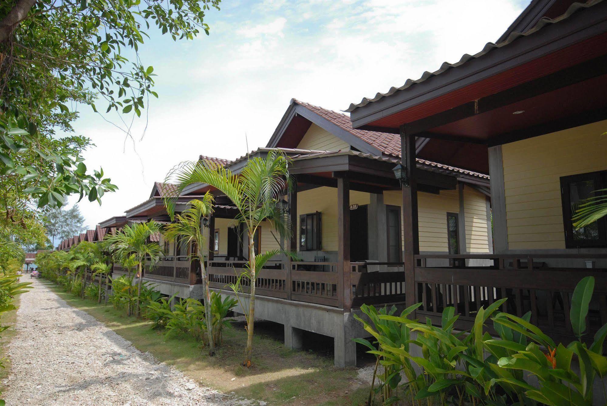 Haad Yao Bungalows 2*