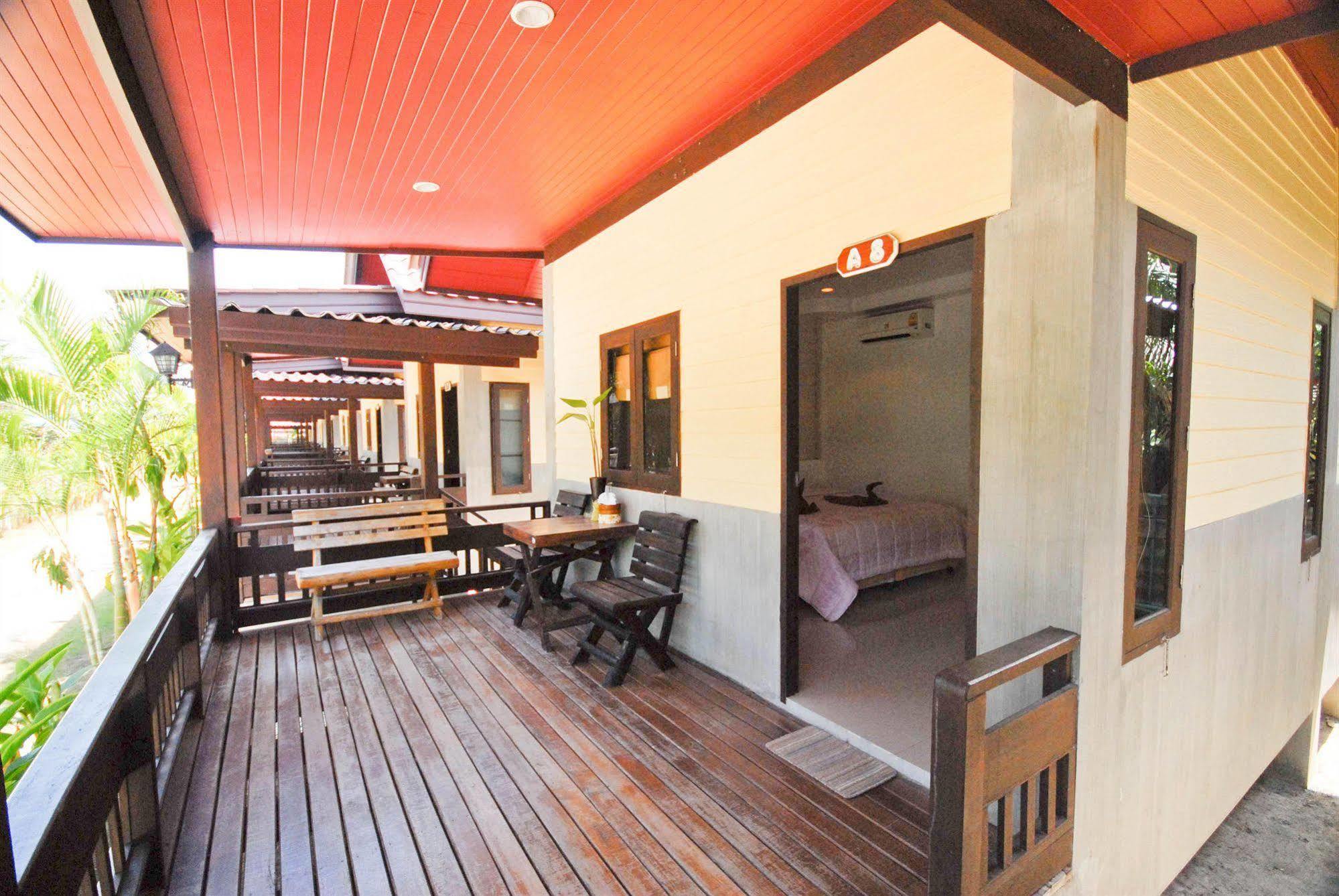 Haad Yao Bungalows 2*