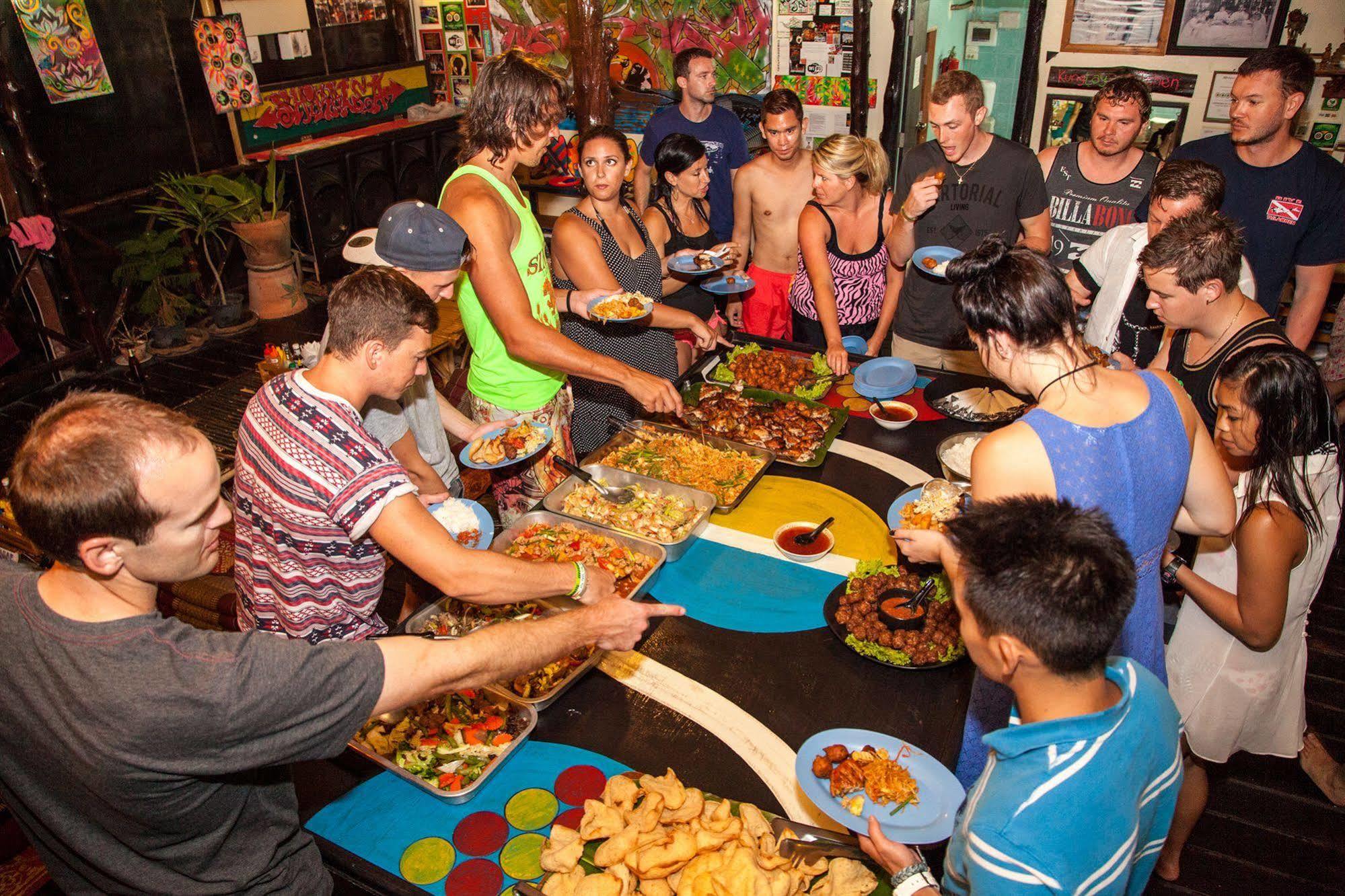 Shiralea Backpackers 2*