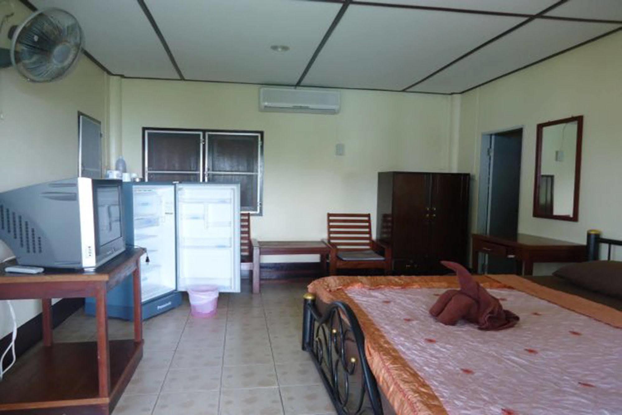 Hut Hostel *