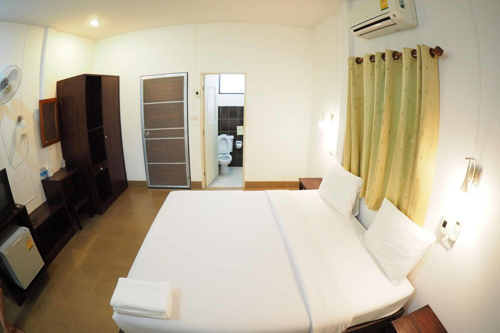 Wandee Hostel Khao Lak