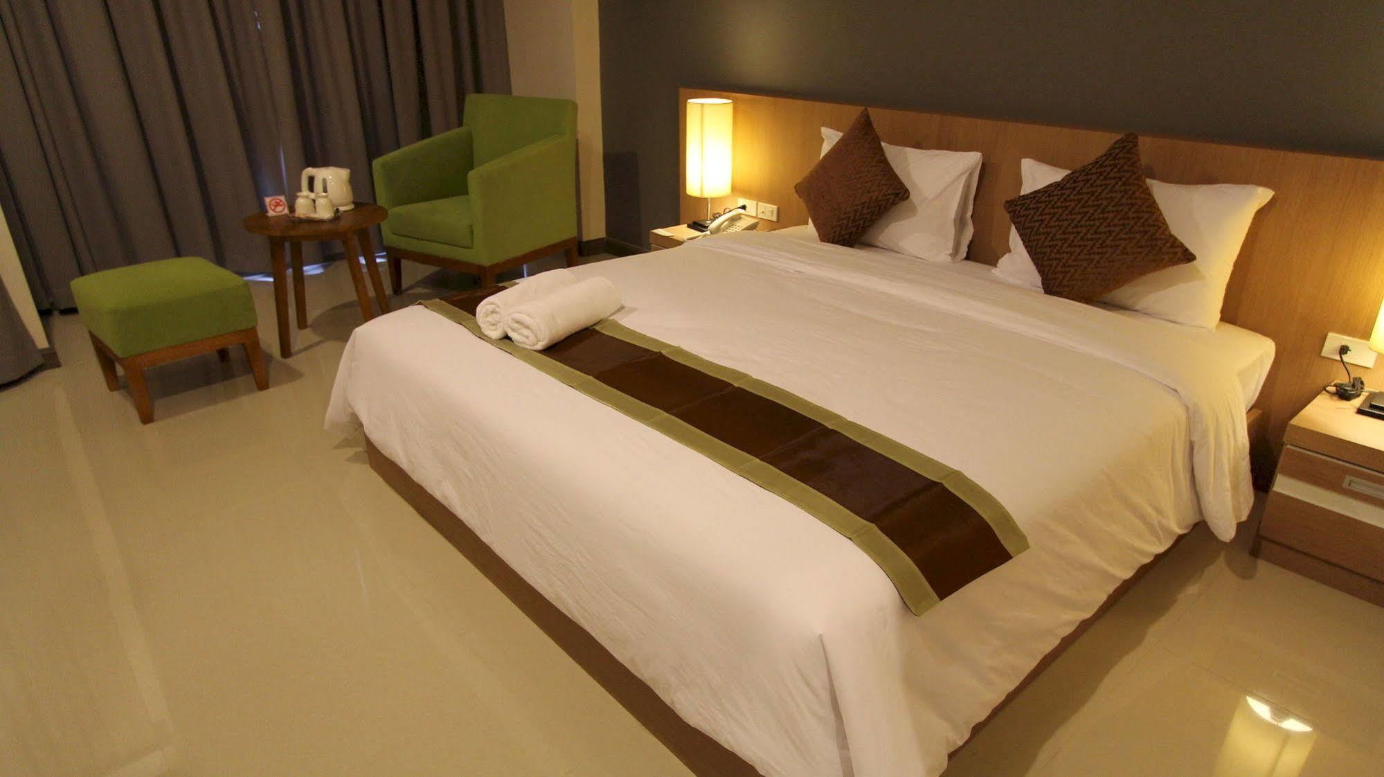 Hotel S Tara Grand Surat Thani