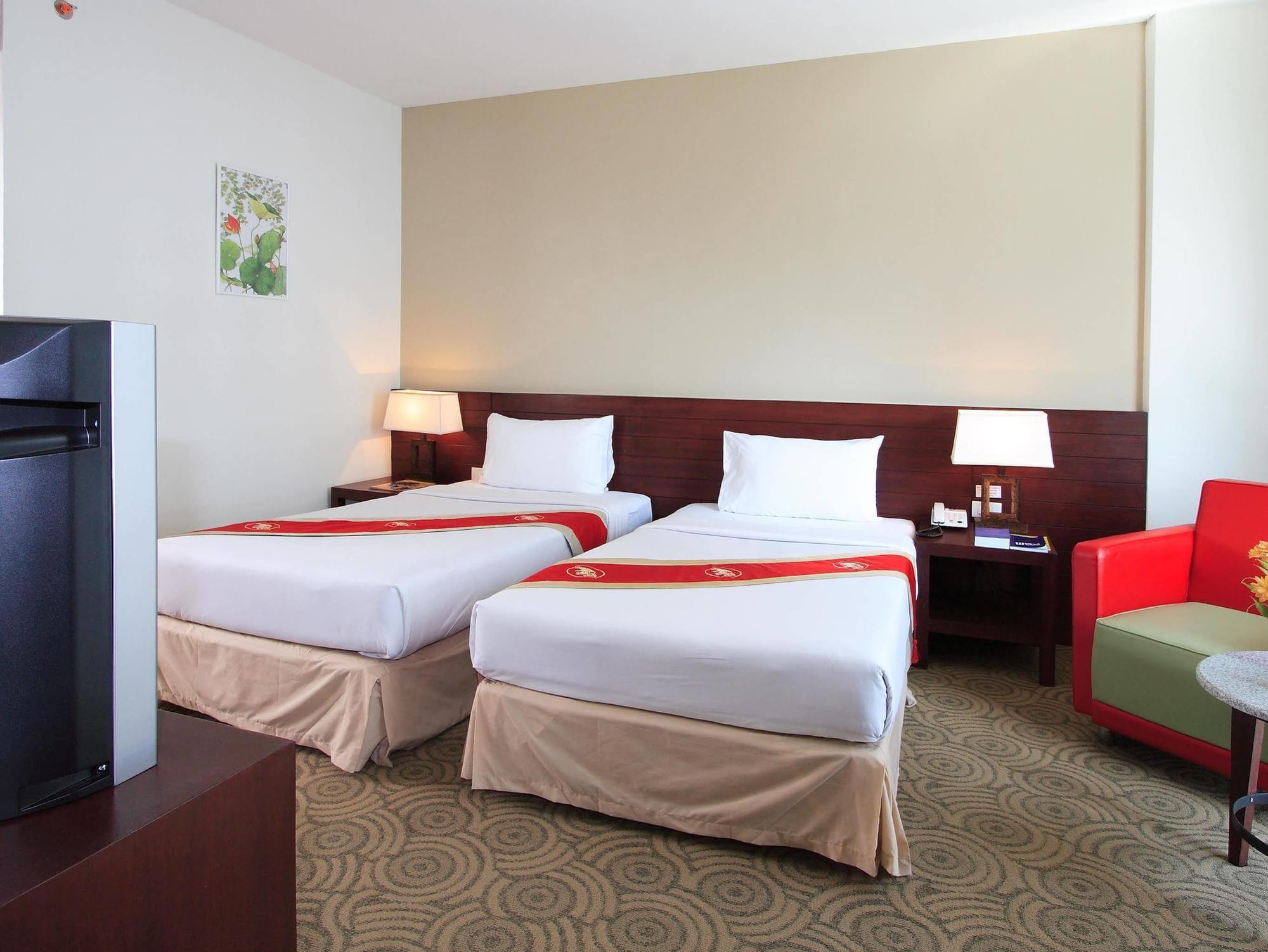 Hotel Golden Crown Grand 3*