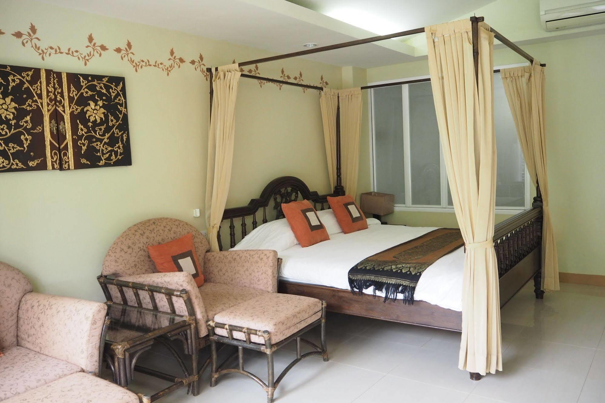 Thongbura Hotel 4*