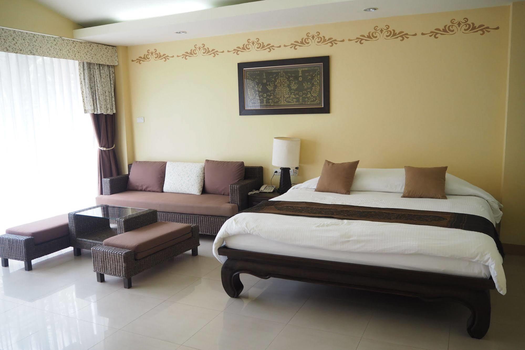 Thongbura Hotel 4*