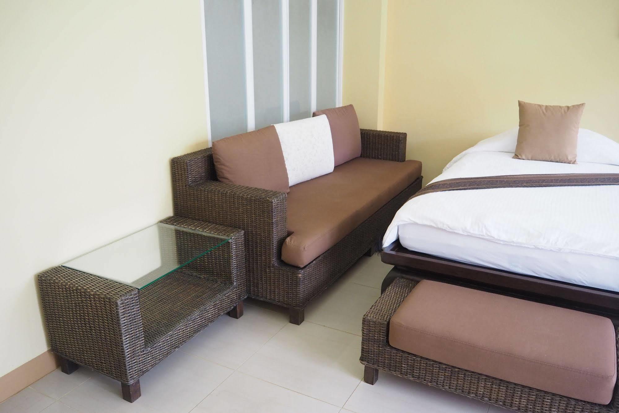 Thongbura Hotel 4*