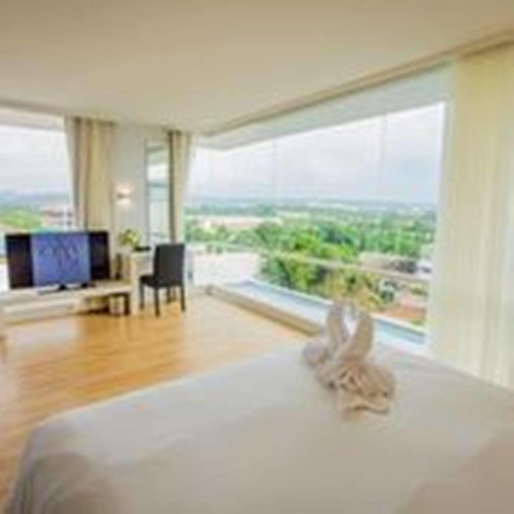 Crystal Yai Hotel