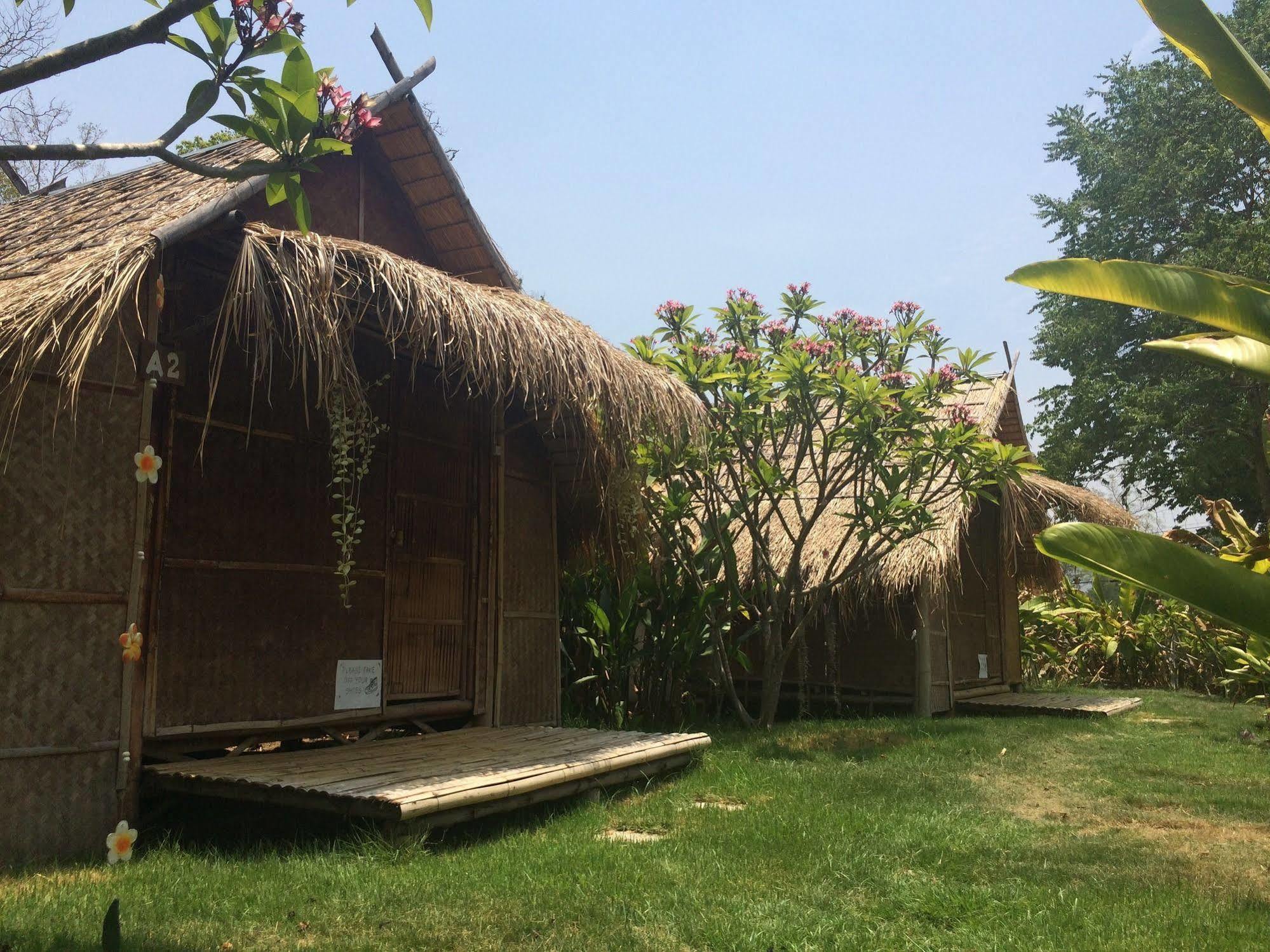 Bamboo Hut Resort *