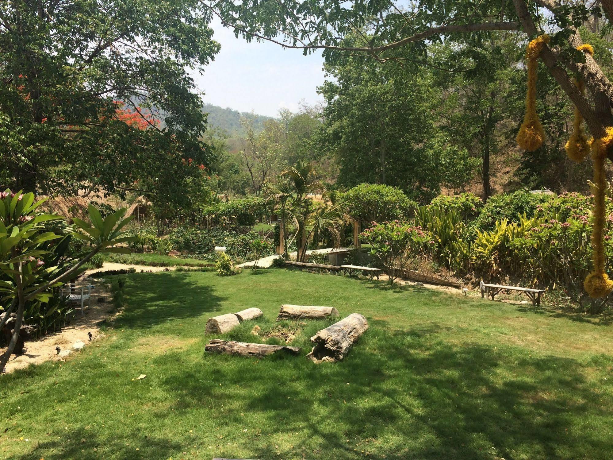 Bamboo Hut Resort *